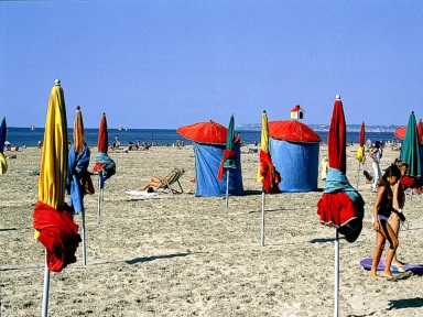 Plage de Deauville et ses parasols